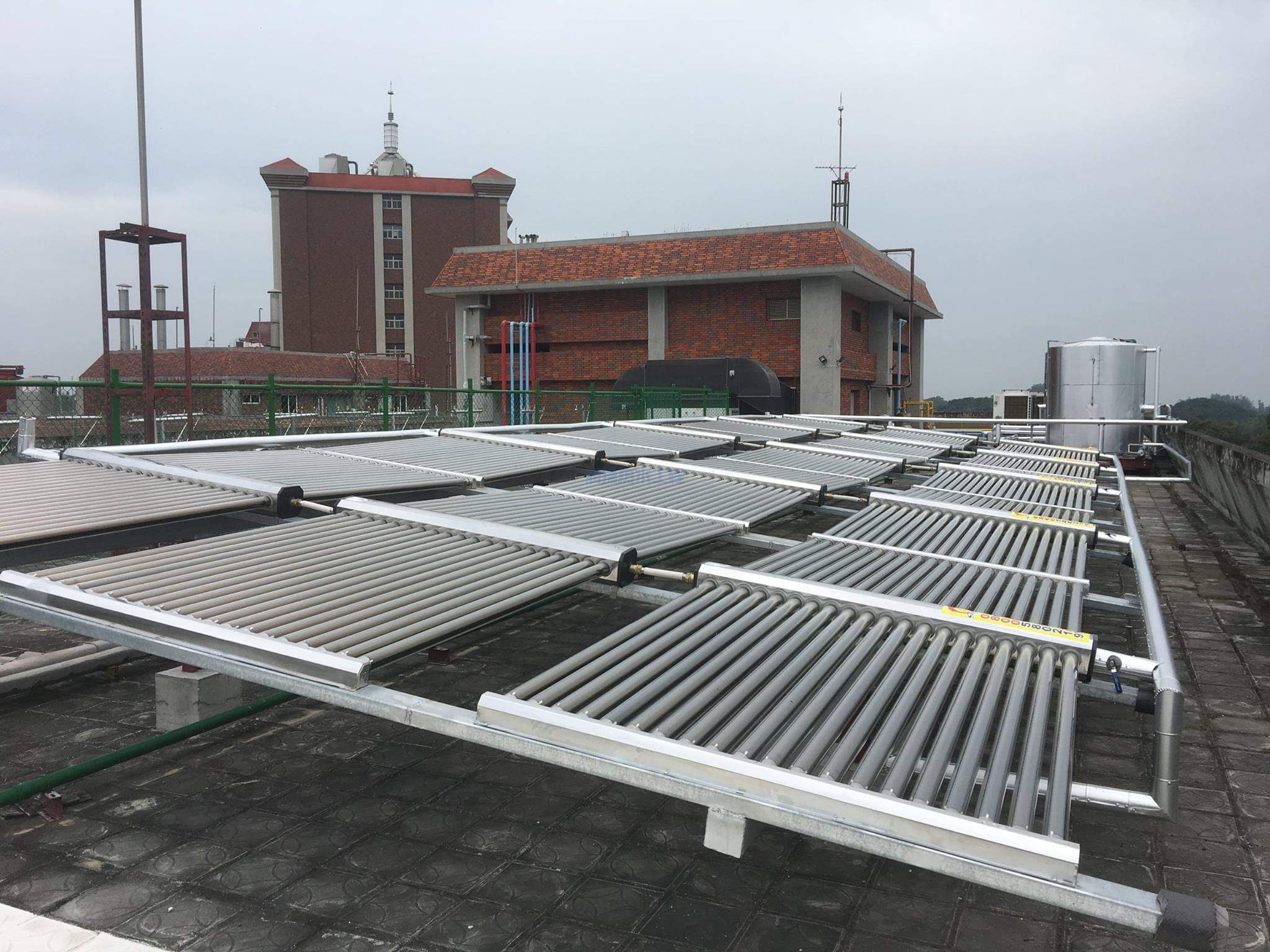 全玻璃太陽(yáng)能真空管集熱器